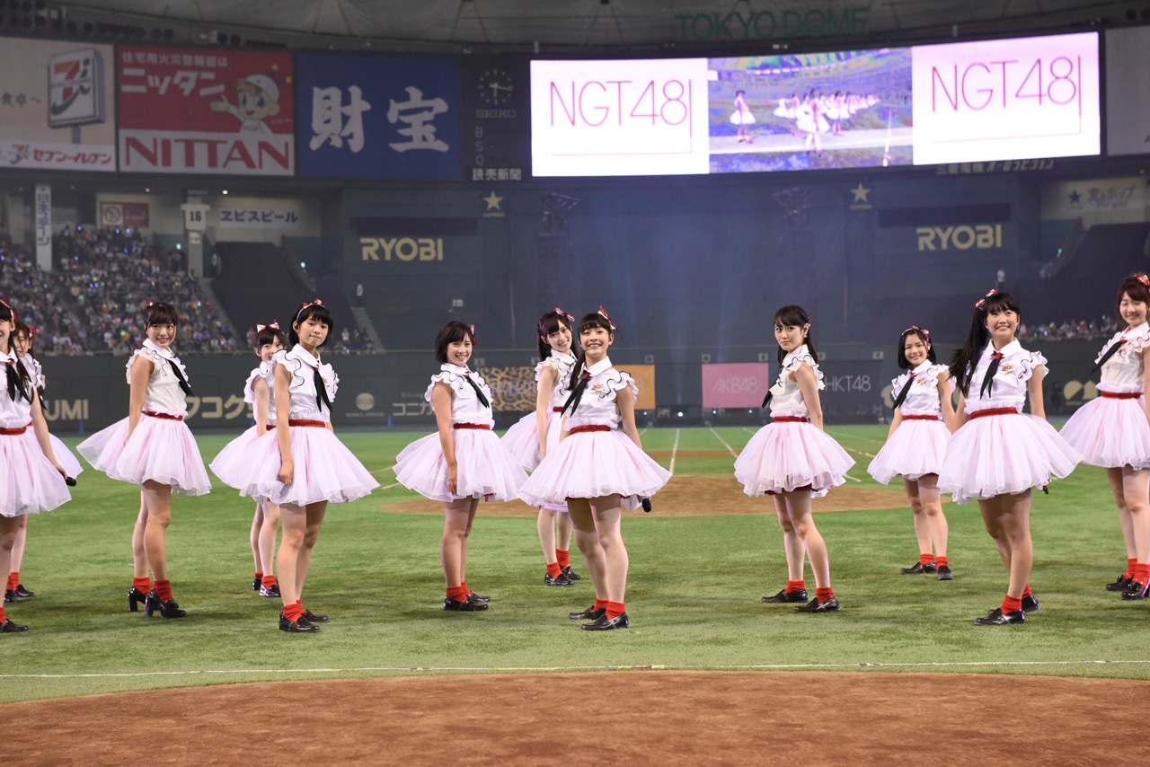 NGT48によるパフォーマンスの様子。 (c)AKS