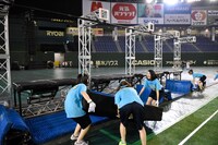 最下位の罰ゲームとして会場の撤収作業を手伝うAKB48 チームB。 (c)AKS