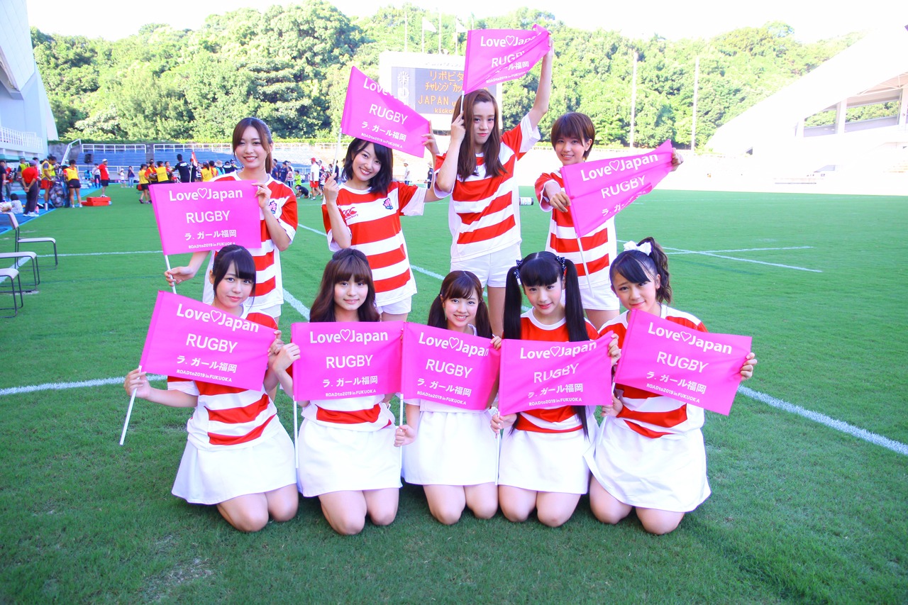 ラグビー国際試合「リポビタンDチャレンジカップ2015 日本代表 vs. ウルグアイ代表」のオープニングアクトに出演したLinQ。 （写真提供：ジョブ・ネット）