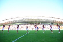 ラグビー国際試合「リポビタンDチャレンジカップ2015 日本代表 vs. ウルグアイ代表」のオープニングアクトに出演したLinQ。 （写真提供：ジョブ・ネット）