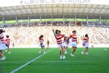 ラグビー国際試合「リポビタンDチャレンジカップ2015 日本代表 vs. ウルグアイ代表」のオープニングアクトに出演したLinQ。 （写真提供：ジョブ・ネット）