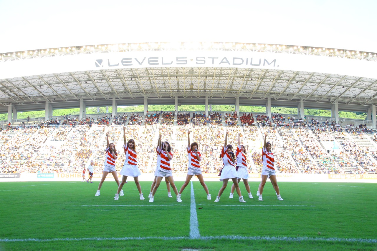ラグビー国際試合「リポビタンDチャレンジカップ2015 日本代表 vs. ウルグアイ代表」のオープニングアクトに出演したLinQ。 （写真提供：ジョブ・ネット）