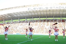 ラグビー国際試合「リポビタンDチャレンジカップ2015 日本代表 vs. ウルグアイ代表」のオープニングアクトに出演したLinQ。 （写真提供：ジョブ・ネット）