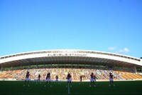 ラグビー国際試合「リポビタンDチャレンジカップ2015 日本代表 vs. ウルグアイ代表」のオープニングアクトに出演したLinQ。 （写真提供：ジョブ・ネット）