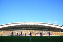 ラグビー国際試合「リポビタンDチャレンジカップ2015 日本代表 vs. ウルグアイ代表」のオープニングアクトに出演したLinQ。 （写真提供：ジョブ・ネット）