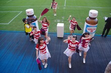 ラグビー国際試合「リポビタンDチャレンジカップ2015 日本代表 vs. ウルグアイ代表」のオープニングアクトに出演したLinQ。 （写真提供：ジョブ・ネット）