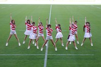 ラグビー国際試合「リポビタンDチャレンジカップ2015 日本代表 vs. ウルグアイ代表」のオープニングアクトに出演したLinQ。 （写真提供：ジョブ・ネット）