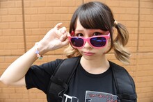 グッズを身につけた増井みお（PASSPO☆）。