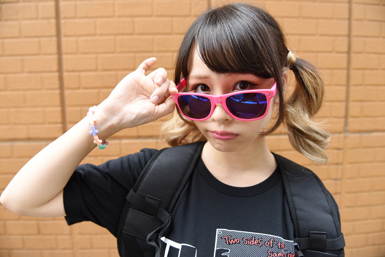 グッズを身につけた増井みお（PASSPO☆）。