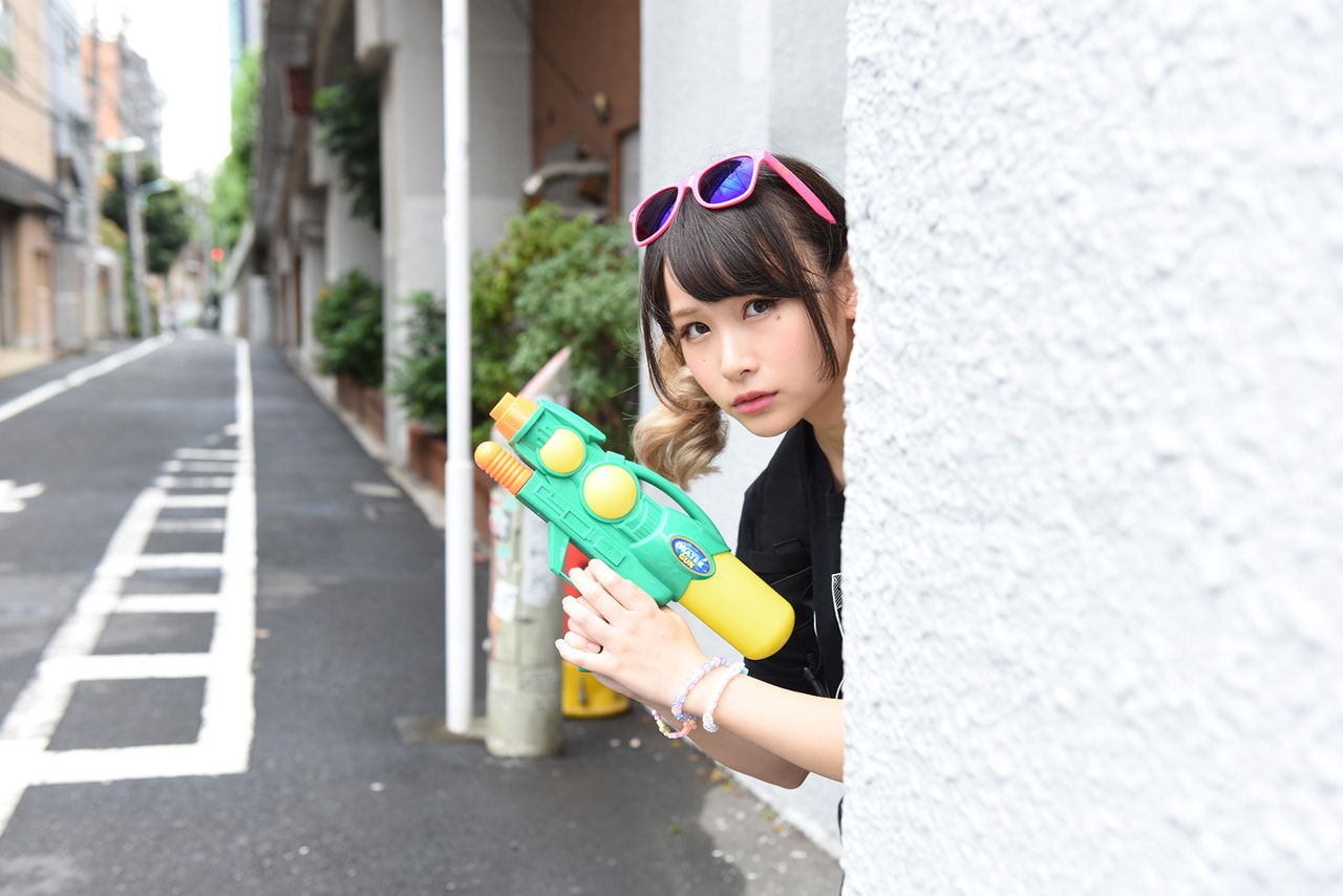 グッズを身につけた増井みお（PASSPO☆）。