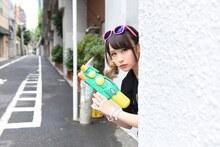 グッズを身につけた増井みお（PASSPO☆）。