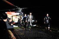 ヘリから降りステージに向かう長渕剛。（写真提供：日刊スポーツ新聞社）