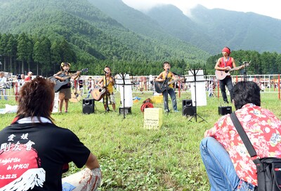 人気画像1位は「『お前らが主役だー！』長渕剛、ふもとっぱらで富士山＆日の出を望む」より、長渕剛の楽曲をカバーする子供たち。（写真提供：日刊スポーツ新聞社）