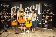 片平里菜と、「誰にだってシンデレラストーリー」コピーコンテスト優勝者たち。（写真提供：ポニーキャニオン）