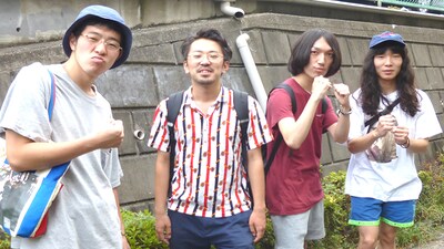 左からワトソン（どついたるねん）、うーちゃん（どついたるねん）、橋本薫（Helsinki Lambda Club）、稲葉航大（Helsinki Lambda Club）。