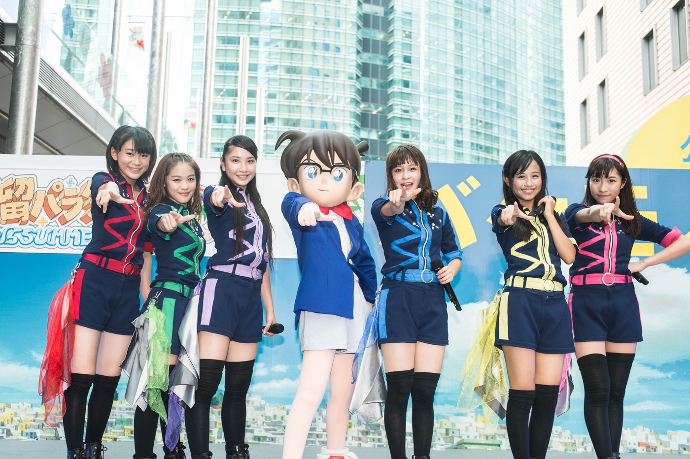 8月23日、東京・日本テレビタワー前で行われた「超☆汐留パラダイス ～2015SUMMER～」に出演し、コナンが登場する中「謎」を披露したLa PomPon。（写真提供：Being）
