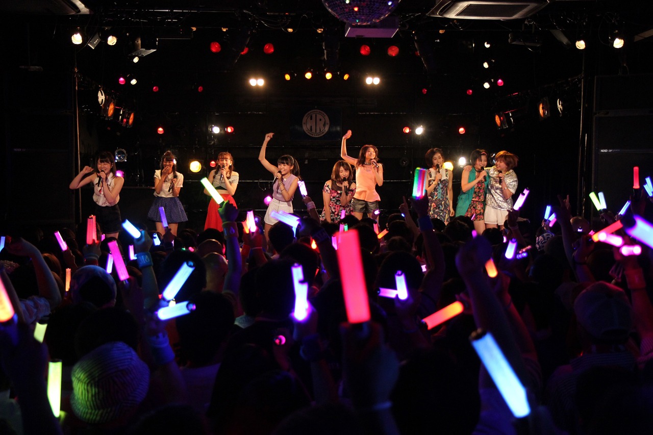 本日8月27日に行われた「アンジュルム ライブツアー 2015 SUMMER/AUTUMN ～FIGHTING NINE～」埼玉公演の様子。（写真提供：アップフロントエージェンシー）
