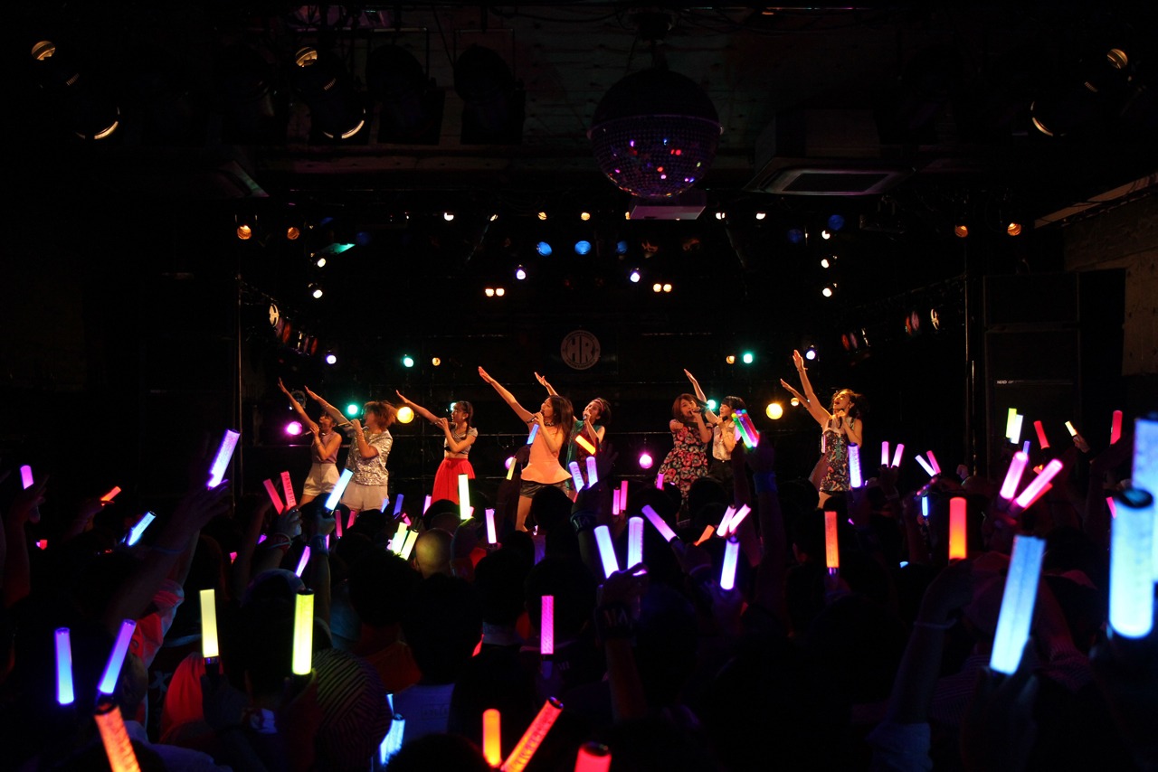 本日8月27日に行われた「アンジュルム ライブツアー 2015 SUMMER/AUTUMN ～FIGHTING NINE～」埼玉公演の様子。（写真提供：アップフロントエージェンシー）