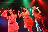 dropによるライブの様子。