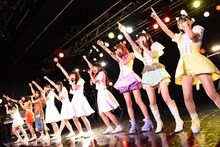 「夢の砂～a theme of @JAM～」を歌うdrop、アイドルネッサンス、わーすた。