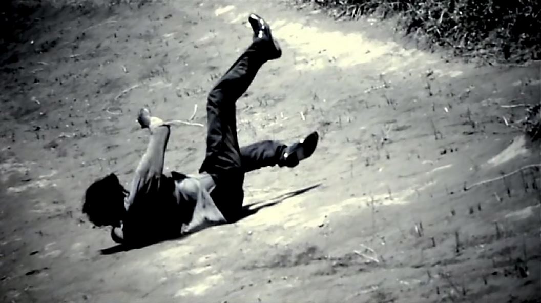 秦基博が転がり落ちる！新曲「Q & A」MV公開、監督は番場秀一