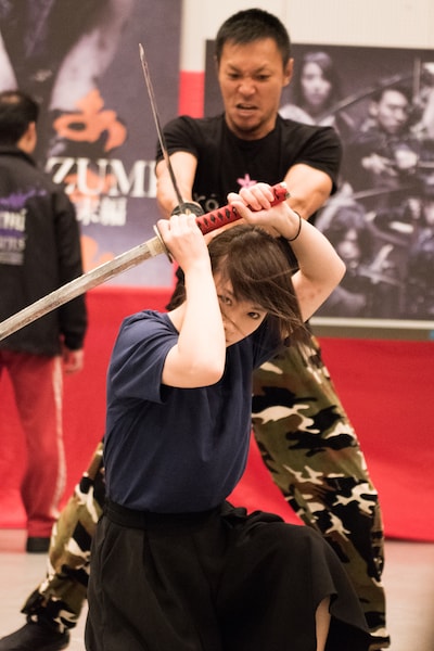 舞台「AZUMI 幕末編」の公開舞台稽古で殺陣シーンに挑む川栄李奈。