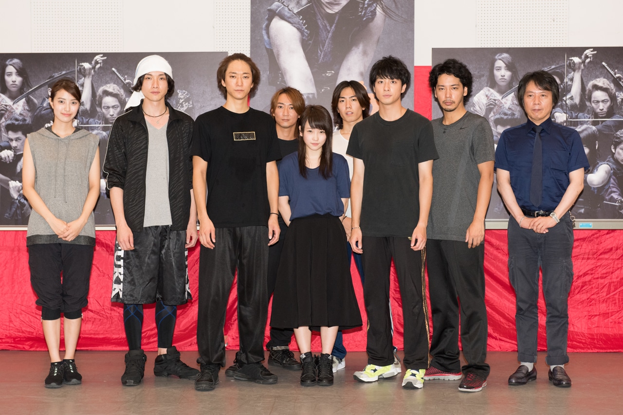 舞台「AZUMI 幕末編」メインキャストによるフォトセッションの様子。