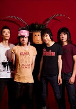 ザ・クロマニヨンズ。左から3番目が甲本ヒロト。