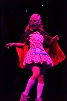 バケモノのマスクをかぶって登場した増井みお。