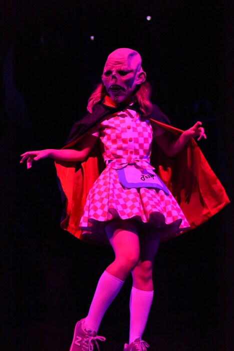 バケモノのマスクをかぶって登場した増井みお。