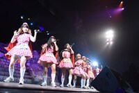 PASSPO☆によるライブの様子。