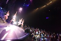 PASSPO☆によるライブの様子。