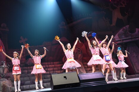 PASSPO☆によるライブの様子。