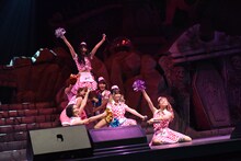 PASSPO☆によるライブの様子。