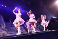 PASSPO☆によるライブの様子。