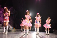 PASSPO☆によるライブの様子。