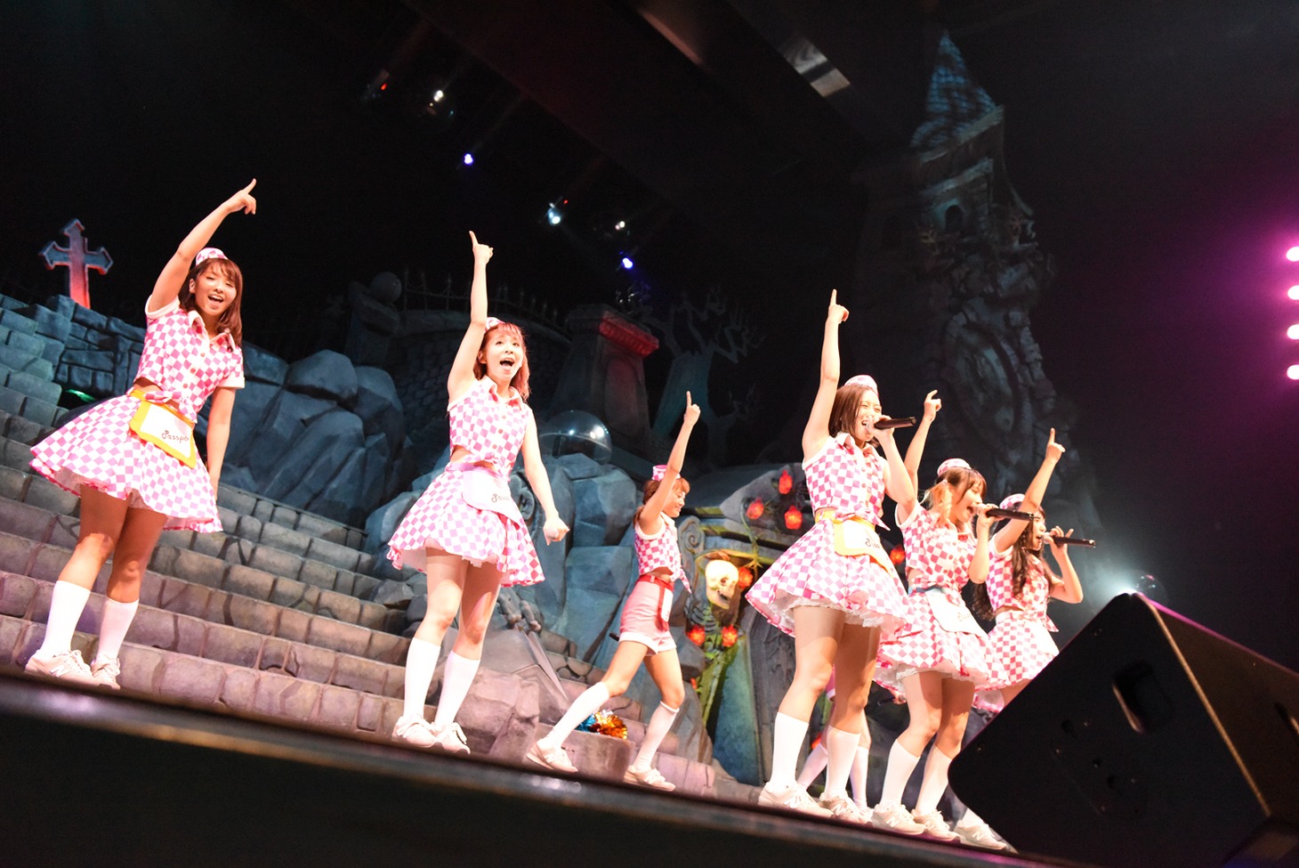 PASSPO☆によるライブの様子。