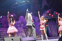 PASSPO☆とライブを楽しむビートルジュース。