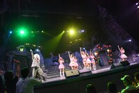 PASSPO☆とライブを楽しむビートルジュース。