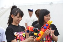 水鉄砲で遊ぶ秋本帆華（左）と坂本遥奈（右）。