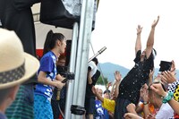 咲良菜緒の放水を真正面から浴びる“店長”こと長谷川マネージャー。