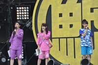 開演前に注意事項を説明する大黒柚姫（左）、安藤ゆず（中央）、咲良菜緒（右）。