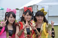 本番直前の安藤ゆず（左）、秋本帆華（中央）、伊藤千由李（右）。