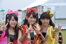 本番直前の安藤ゆず（左）、秋本帆華（中央）、伊藤千由李（右）。