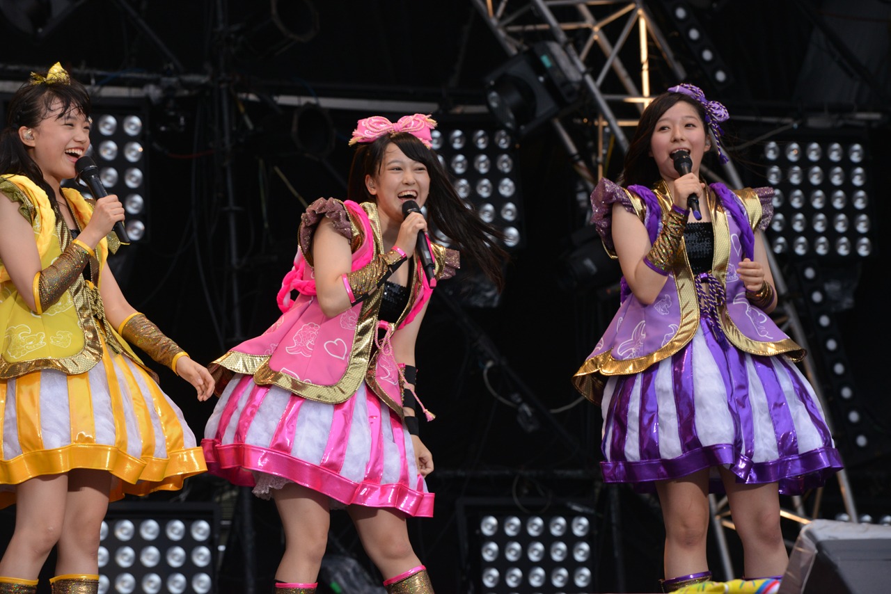 左から伊藤千由李、安藤ゆず、大黒柚姫。