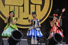 左から坂本遥奈、咲良菜緒、秋本帆華。