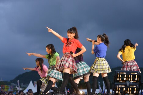 会場最後方の特設ステージで歌うチームしゃちほこ。