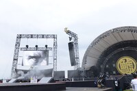 スクリーンに大写しにされる竹内力の鋭い眼光。