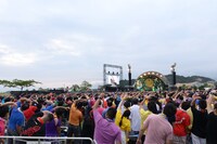 体操する観客。