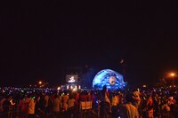 ファミリーエリアにはチビッ子を肩車して楽しむ親子連れの姿も。